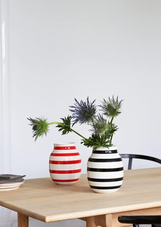 Ваза Kähler Omaggio, чорна, H12.5 см - оригінальний дизайн з ручним малюнком