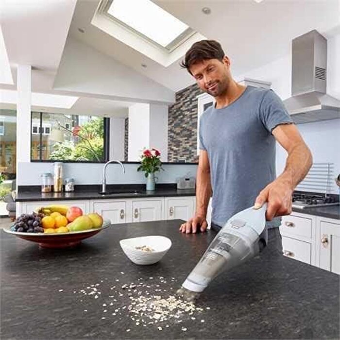 Акумуляторний пилосос ручний BLACK+DECKER Dustbuster 7.2V NVC215W блакитний: безмішковий, бездротовий, з насадкою та зарядним пристроєм