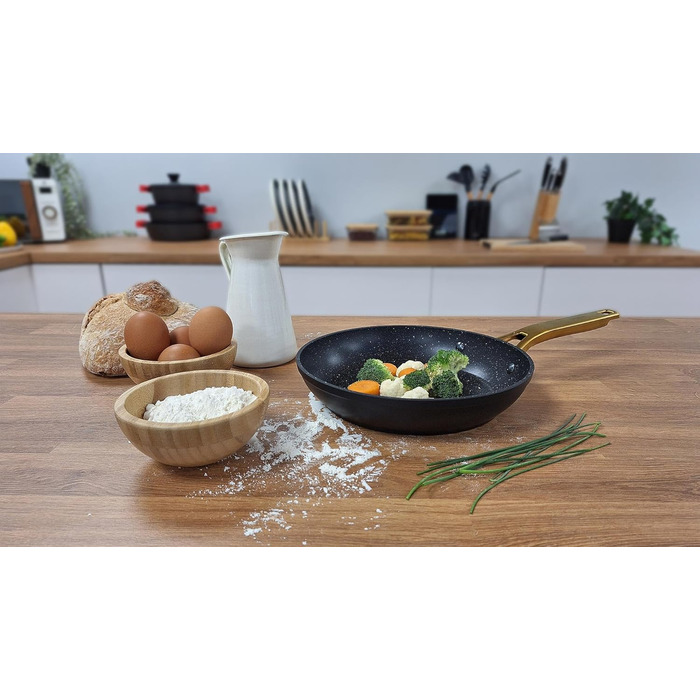 Набір сковорідок Briebe Gold Titanium Set (3 шт.) з титановою поверхнею, антипригарне покриття, для індукційних плит, діаметр 18-20-24 см, коване алюміній, без PFOA, професійні ручки з нержавіючої сталі, сумісний з газовими та склокерамічними плитами