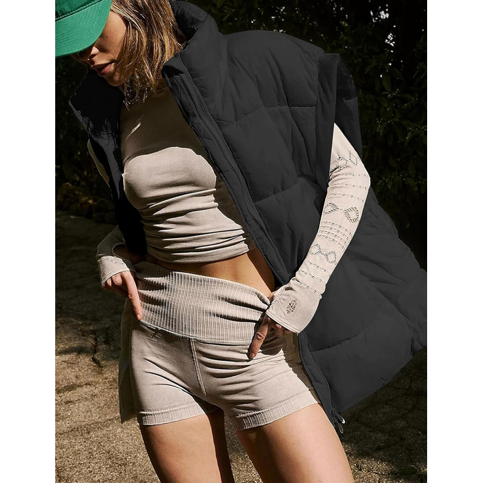 Жіноча зимова укорочена пухова жилетка. Легка, тепла, без рукавів, зі стійким коміром, з кишенями. Чорна