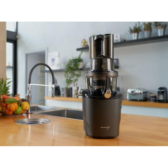 Соковитискач Kuvings REVO830 з подвійною завантажувальною горловиною, автоматичною системою нарізки, фільтрами для смузі та сорбету, матовий чорний, шнековий повільний віджим