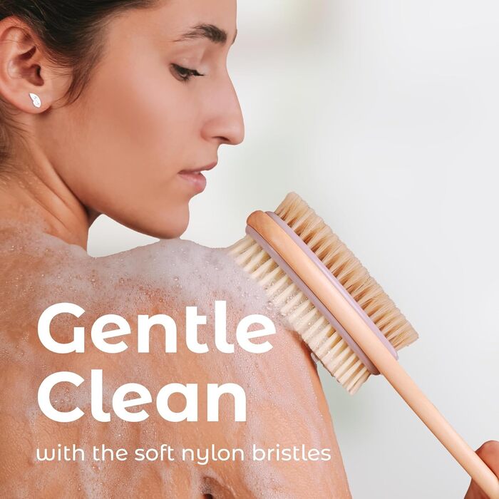 Скребок для спини MainBasics для душу - довга ручка, двостороння щітка для миття та скрабу тіла з пілінгом та м'якими щетинками (Лаванда, Дерево)