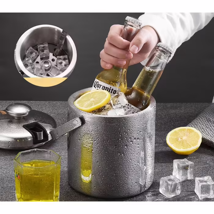 Stainless steel ice container with lid including tongs and strainer. Made from food-grade 304 stainless steel, double-walled insulated ice cube container with carrying handle for optimally cooled ice cubes (1.3L)