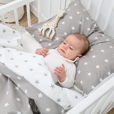 Комплект постільної білизни для дитячого ліжечка 90x120 см з бавовни Kinderbettwäsche - комплект ковдри та наволочок 40x60 см для малюків (хлопчиків та дівчаток). Oeko-Tex, білий з сірими зірками / сірий з білими зірками.