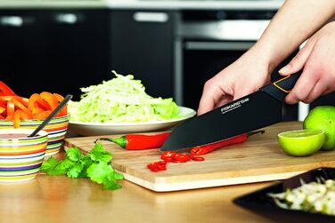 Ніж Santoku Fiskars Design 17 см, дерев'яна ручка (береза), чорний, 1003099