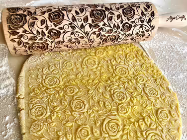 Дерев'яна качалка з гравіюванням троянд DAMASCUS ROSEN для тіста, випічки, декорована квітами, Algis Crafts