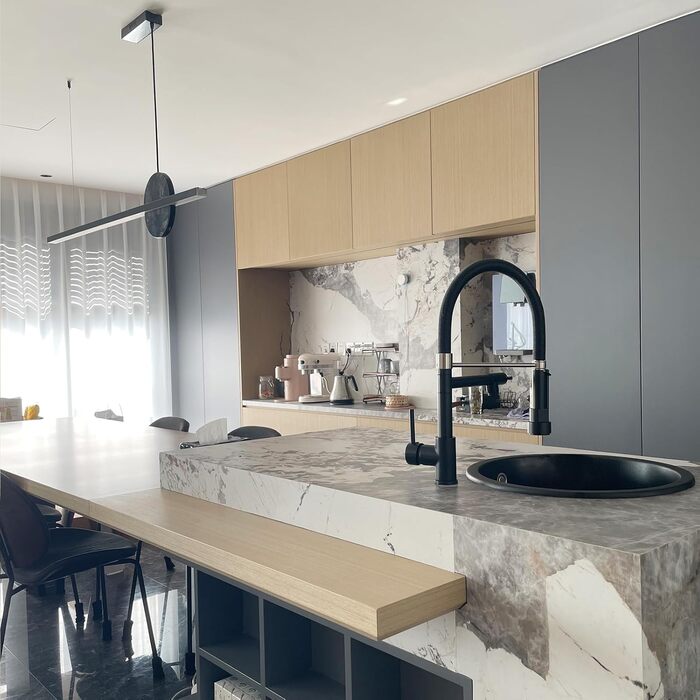 Чорний кухонний змішувач LED з висувною лійкою, поворотний на 360°, з спіральною пружиною, однорідний, для високого тиску, з висувною насадкою, з LED-підсвічуванням