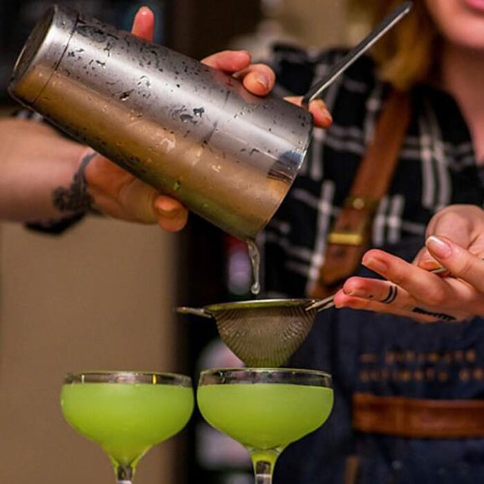 Набір для коктейлів 10 предметів з нержавіючої сталі: шейкер, міксер, дерев'яна підставка, аксесуари бармена (мірний стакан, ложка, наливка) для приготування напоїв вдома, барі, на вечірці