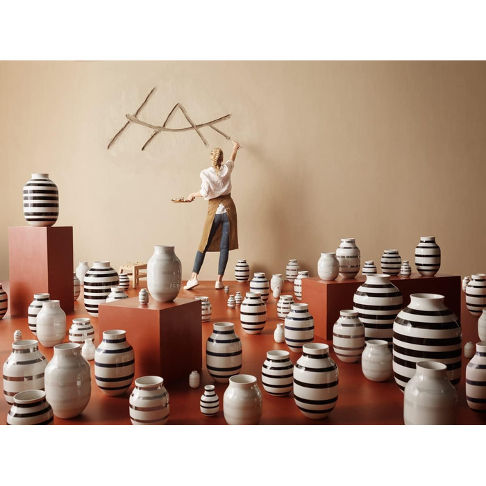 Ваза Kähler Omaggio, чорна, H12.5 см - оригінальний дизайн з ручним малюнком