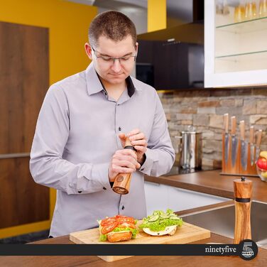 ninetyfive® Wooden Pepper Mill Set | Salt and Pepper Mills + Acacia Wood Coaster and Funnel Spoon | Spice Grinders with Ceramic Grinder (21cm) | High-Quality Gift Packaging