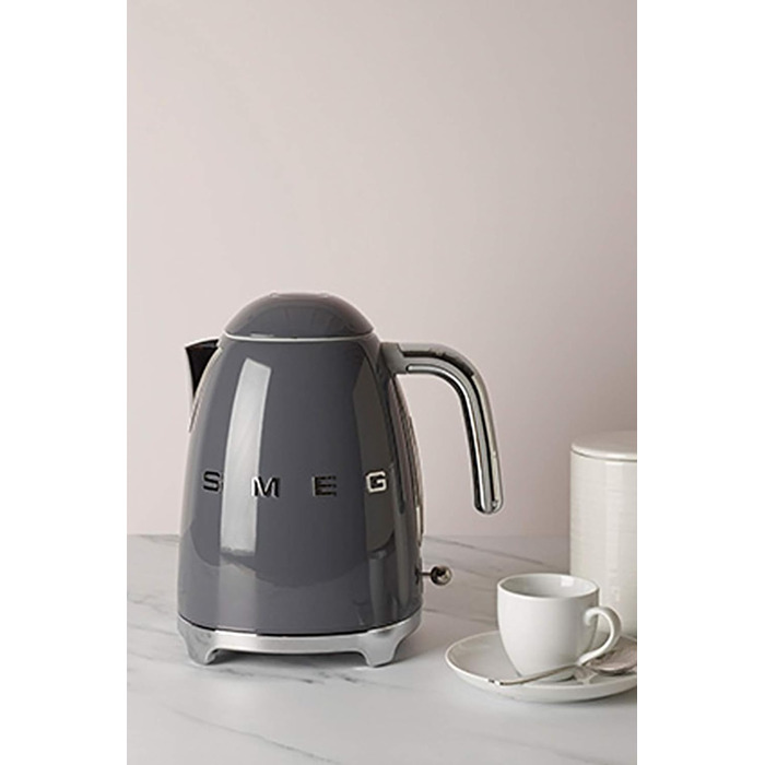 Електричний чайник Smeg KLF03PKEU 1.7L сірого кольору з нержавіючої сталі, з м'яким відкриванням кришки та фільтром від накипу