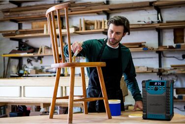 MEDION E66877 DAB+ Радіо для будівельних майданчиків: Bluetooth 5.0, IP44 (вологозахист), LED-ліхтар, акумулятор та мережа, DAB+ радіоприймач