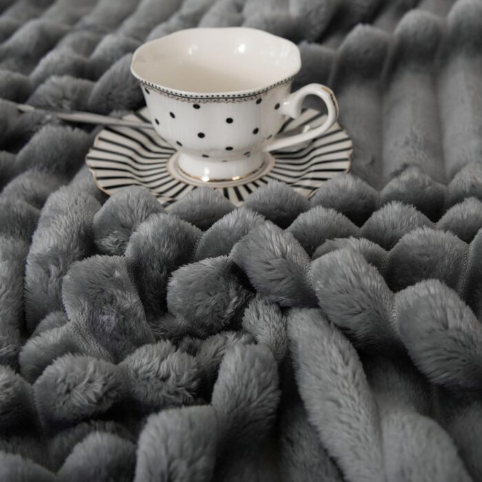 Тепла фланелева ковдра 150x200 см - м'яка ковдра на ліжко та диван, ідеальний подарунок для мами, дружини та подруги (темно-сірий)