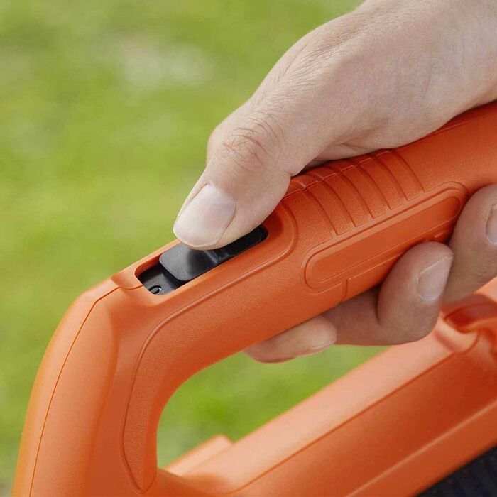 Акумуляторний повітродув Black+Decker 18В, 145 км/год, 577 м³/год, з вбудованим скребком для листя, для терас, доріжок, під'їздів, без акумулятора і зарядного пристрою BCBL200B