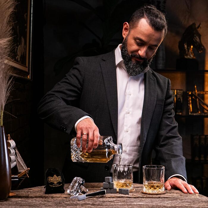 WHISISKEY Whiskey Carafe Set - Whiskey Gift Set - Gifts for Men - Men's Gifts Gift - Birthday Gift for Men - Classic Decanter 700ML, 2 Whiskey Glasses, 8 Whiskey Stones