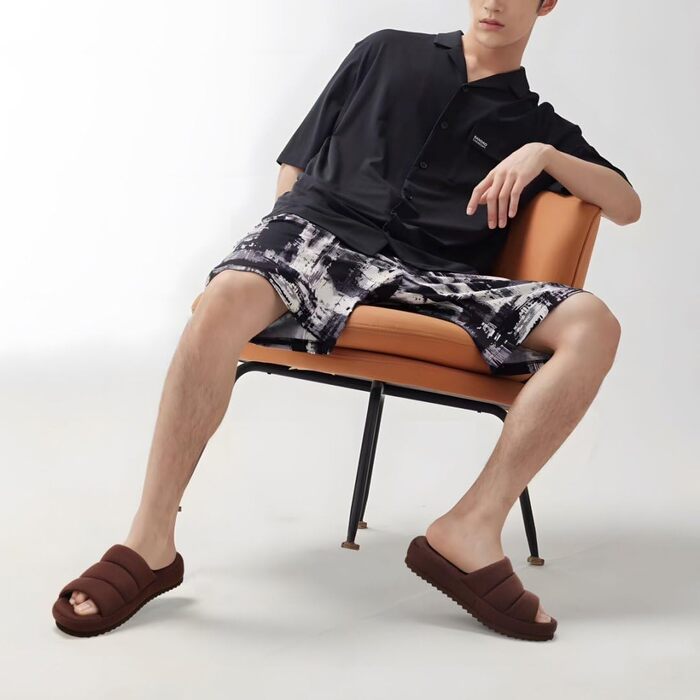 Чоловічі домашні тапочки KuaiLu, стильні, з м'якою устілкою з піною пам'яті, з цупкою гумовою підошвою, для дому та вулиці (темно-коричневі, 43 EU)