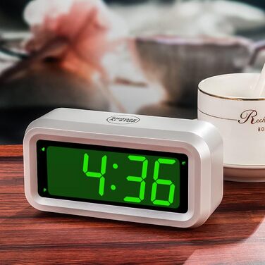 Цифровий годинник-будильник Timegyro з LED дисплеєм, на батарейках, для подорожей, настільний, 3 рівні яскравості, великий LED дисплей 1.2' для спальні, вітальні, чорно-білий (біло-зелений)
