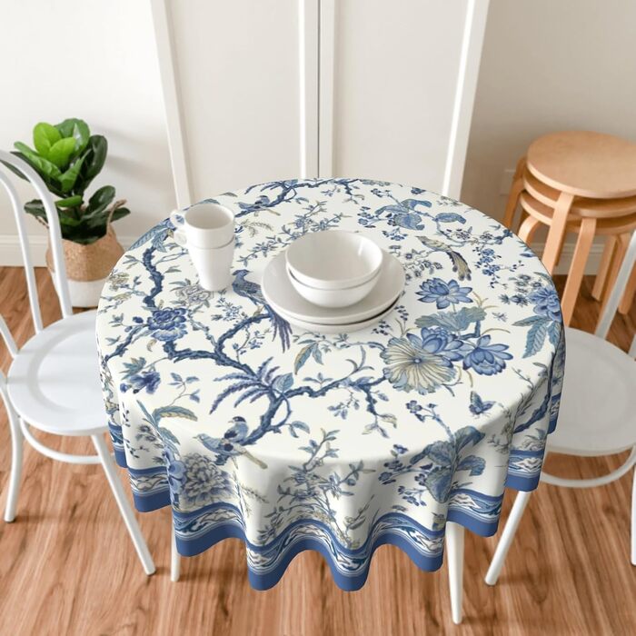 Кругла скатертина Giwawa Chinoiserie 152 см, синьо-біла, з квітами та птахами, порцеляновий орнамент, східний стиль, термостійка, багаторазова, для кухні та їдальні