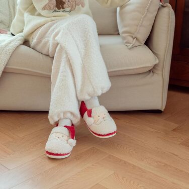 Тапочки домішки жіночі чоловічі зимові - Теплі плюшеві тапочки з меморі-піною та штучним хутром, антиковзкі тапочки для дому/на вулицю, зручні сліпони для всієї родини (обгортка Санта Клауса на п'яті, 39/40 EU)