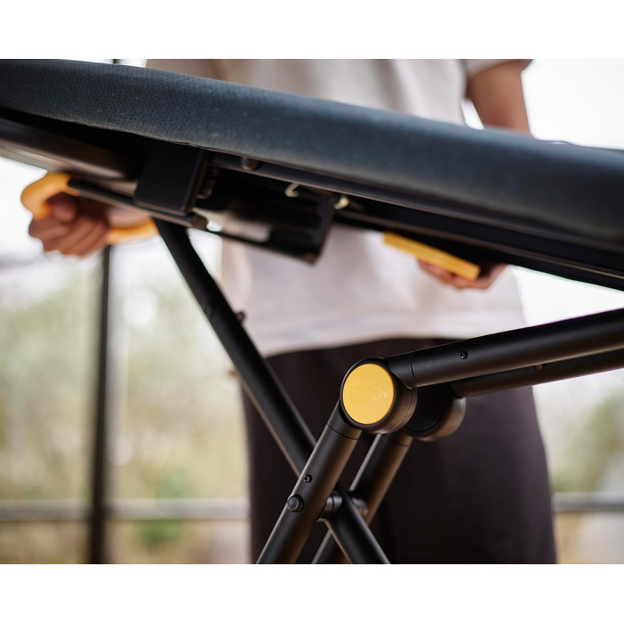 Гладильна дошка Joseph Joseph Glide Plus 135 x 45 см з регулюванням висоти та стійкою до нагрівання платформою для прасування, зручне зберігання, 4-шаровий бавовняний чохол, чорний/синій