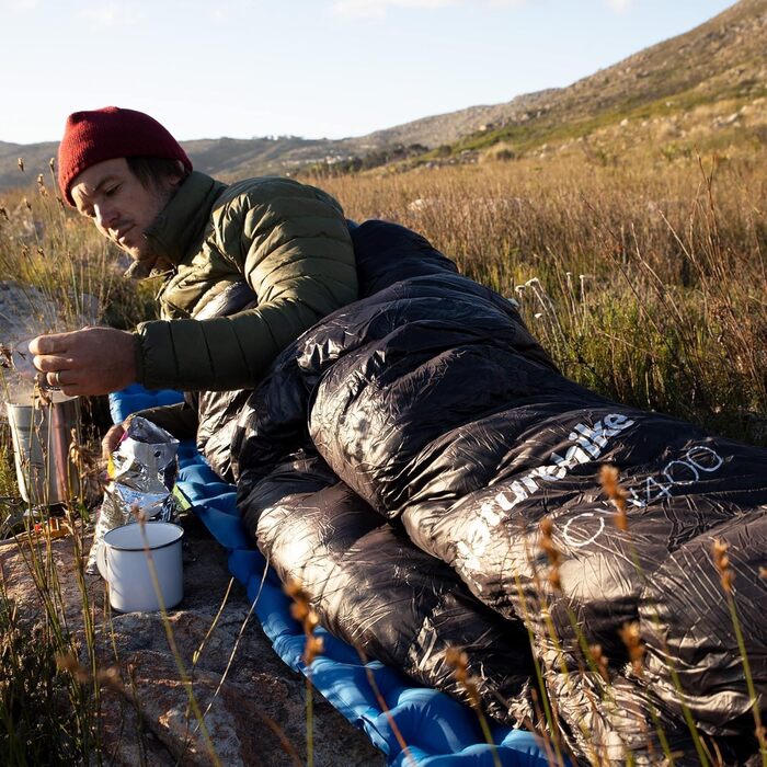 Спальний мішок Naturehike CW400: ультралегкий, пуховий, для дорослих, -11°C—6°C, з компресійним водонепроникним чохлом. Підходить для походів, велопоїздок та кемпінгу. Чорний колір.