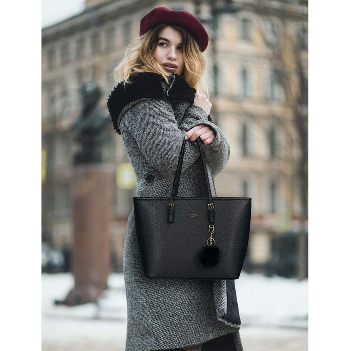 Сумка жіноча URAQT чорна шкіряна, шопер для офісу, школи, покупок з помпоном з хутра кролика та брелоком