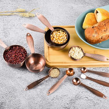 Measuring cup and spoon set, 5 stainless steel measuring cups and 5 measuring spoons, 1 measuring ingredient leveler, 1 magnetic conversion chart, and 2 rings (14 pieces)