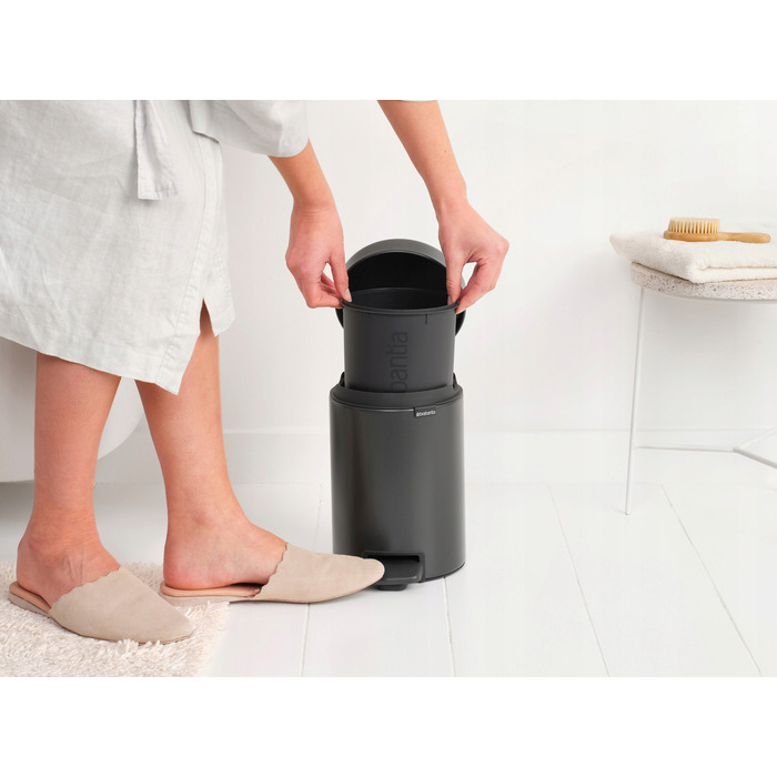 Сміттєвий кошик Brabantia NewIcon з педаллю, 3 л, графітовий