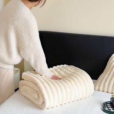 Тепла флісова ковдра 150x200 см - м'яка ковдра на ліжко та диван, ідеальний подарунок для мами, жінок та подруги (бежева)