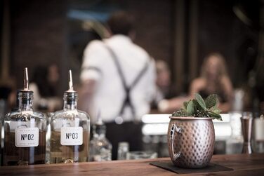 Набір для коктейлів Buddy's Bar Moscow Mule: 2 мідні келихи 500 мл, барна ложка 27 см, джигер 50 мл, чорна преса для лайма, подарункова коробка, харчова мідь, антик, 2 шт.