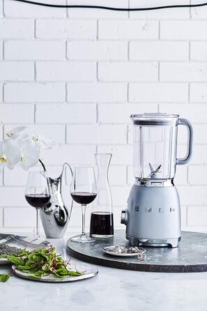 SMEG, BLF01SVEU 1.5 l Standmixer, 4 speed settings, 3 automatic programs, Detachable double blade, Transparent lid opening with dosing cap, Non-slip base, 800W, Silver