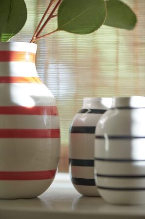 Ваза Kähler Omaggio, чорна, H12.5 см - оригінальний дизайн з ручним малюнком