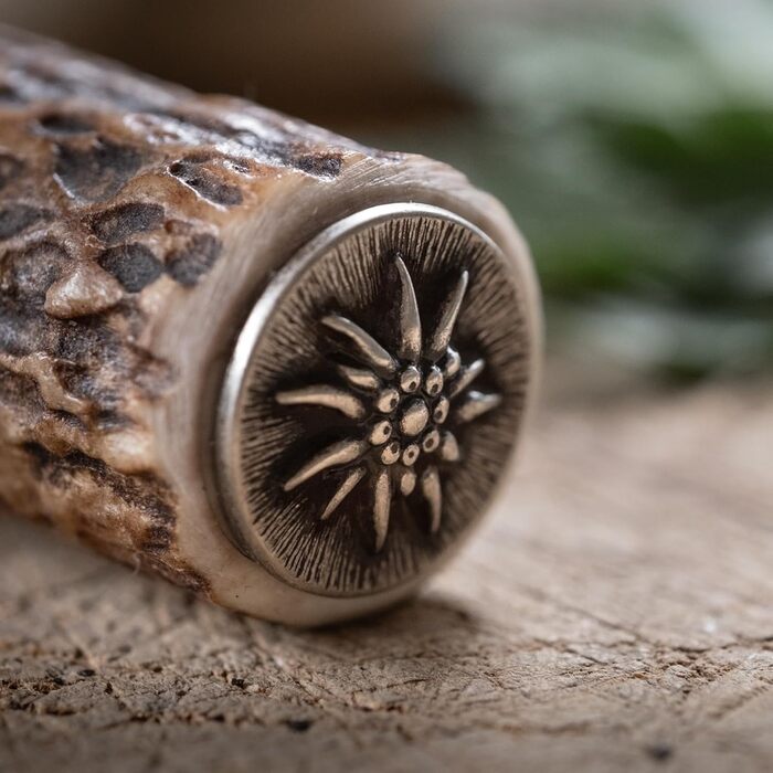 Bottle opener made of stag horn, with a handle made of genuine horn, traditional-style capsule opener, silver-plated decorative cap with edelweiss motif, ideal for traditional dress enthusiasts and hunters, as well as for a rustic home.