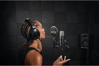 Мікрофон RØDE NT1 Signature Series: конденсаторний, з поп-фільтром, XLR-кабель для запису вокалу, музики, стрімінгу та подкастингу, чорний