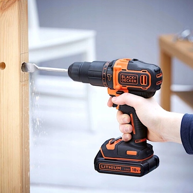 Ударний шурупокрут Black & Decker з 2 акумуляторами по 1,5 Аг 18В