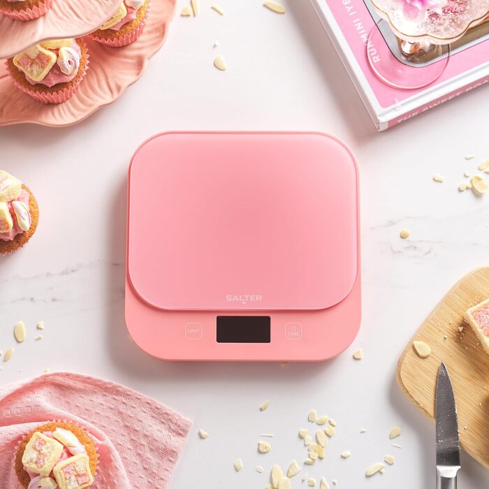 Цифрові кухонні ваги Salter British Bakes до 10 кг, точність 1 г, вологозахисні, з функцією тари та режимом вимірювання рідин, платформа з загартованого скла, рожеві