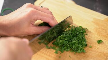 Японський ніж Kiritsuke від URUMAH: професійний ніж шеф-кухаря з високоякісної сталі 7CR17MoV з дерев'яною ручкою. У подарунковій коробці з захистом леза.
