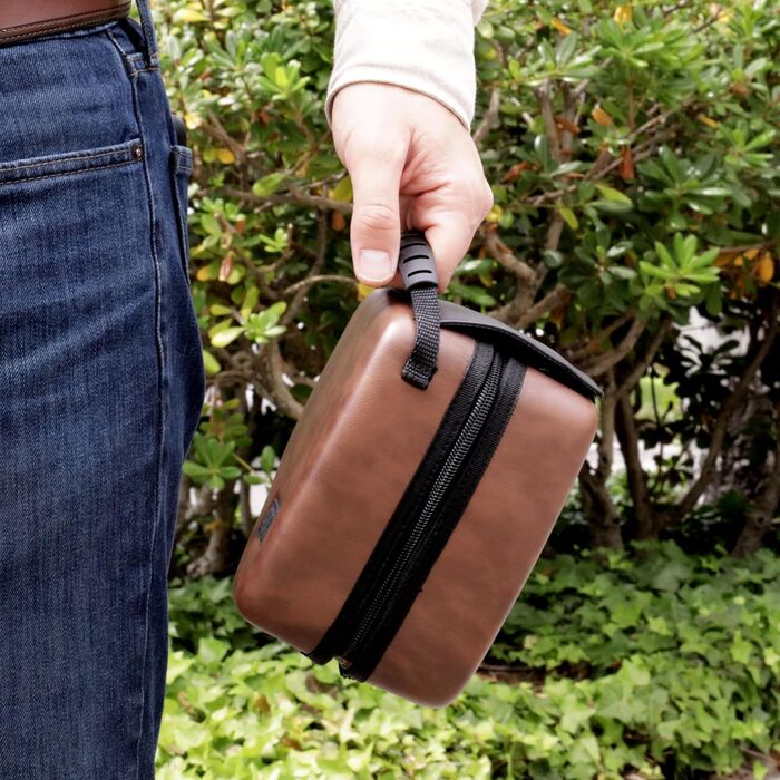 Чохол для DSLR-камери USA Gear з жорсткою обшивкою, захистом Eva, швидким доступом, м'яким інтер'єром та гумовим руків'ям (колір коричневий, веганська шкіра)