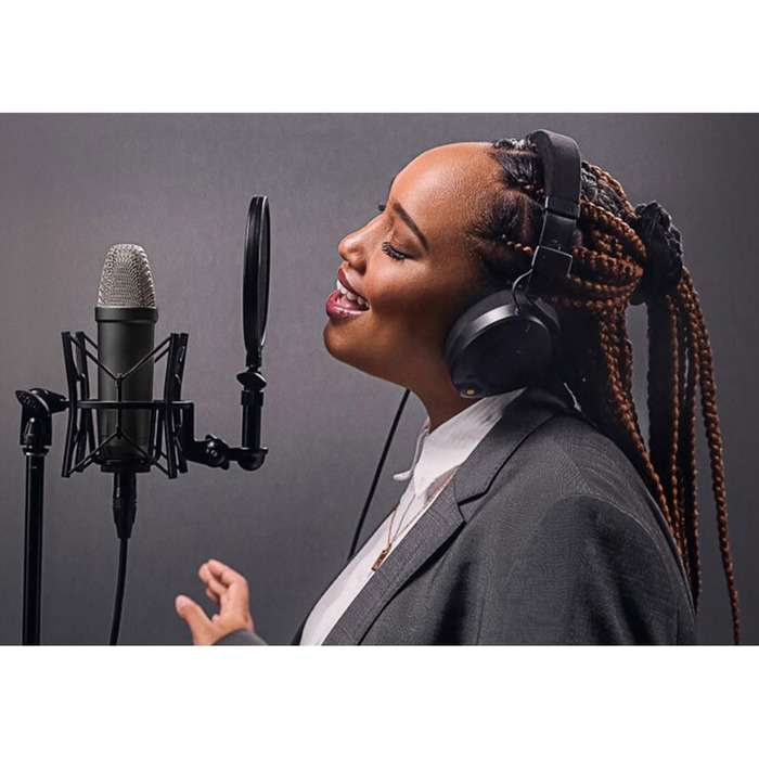 Rode NT1 Signature Black – студійний мікрофон-конденсатор + стійка для мікрофона keepdrum чорного кольору