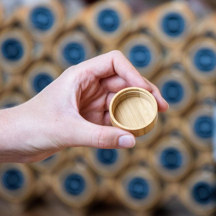 Стильна бамбукова полиця для спецій Adabor - органайзер з 27 скляними баночками, кришками та 144 етикетками