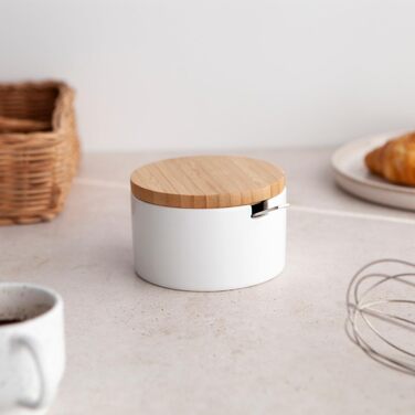 Керамічна цукерниця з ложкою та кришкою з бамбука - цукерниця для дому та кухні, сучасна куляста форма, для цукру, сиру, спецій, 10 x 10 x 9 см (біла кругла)