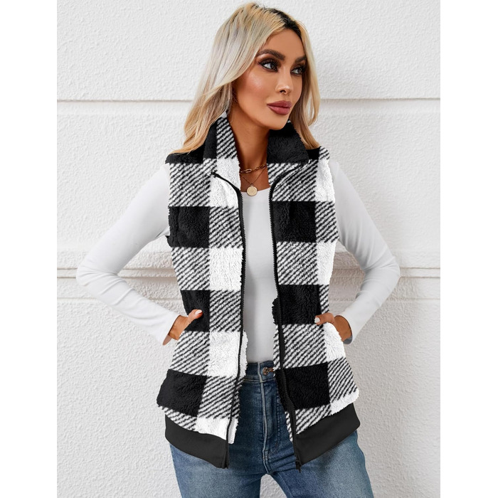 Жіноча жилетка з м'якого флісу IECCP - тепла безрукавка для осені та зими. Стильна жилетка з м'якого флісу з візерунком у клітинку чорно-білого кольору. Ідеальна для створення затишного осіннього образу.