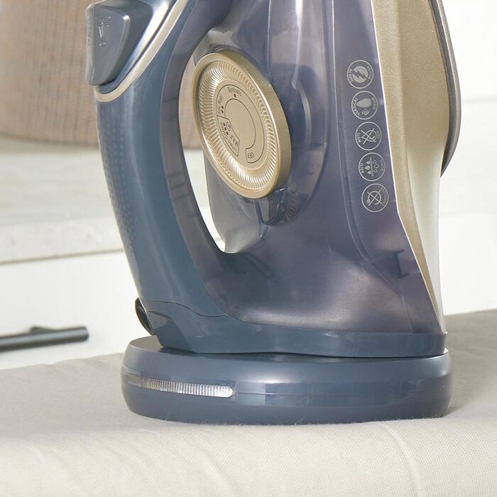 Праска Beldray 2600 Вт з керамічною підошвою з антипригарним покриттям, регулюванням температури та подачі пари, функцією самоочищення, резервуаром 280 мл, парою до 140 г/хв, висока потужність (UK-штекер, титан)