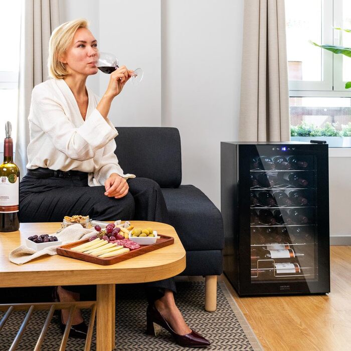 Холодильник для напоїв Cecotec Bolero GrandSommelier 2050 Black - 24 пляшки, компресорний, чорний. Регулювання температури 5-18°C, тиха робота.