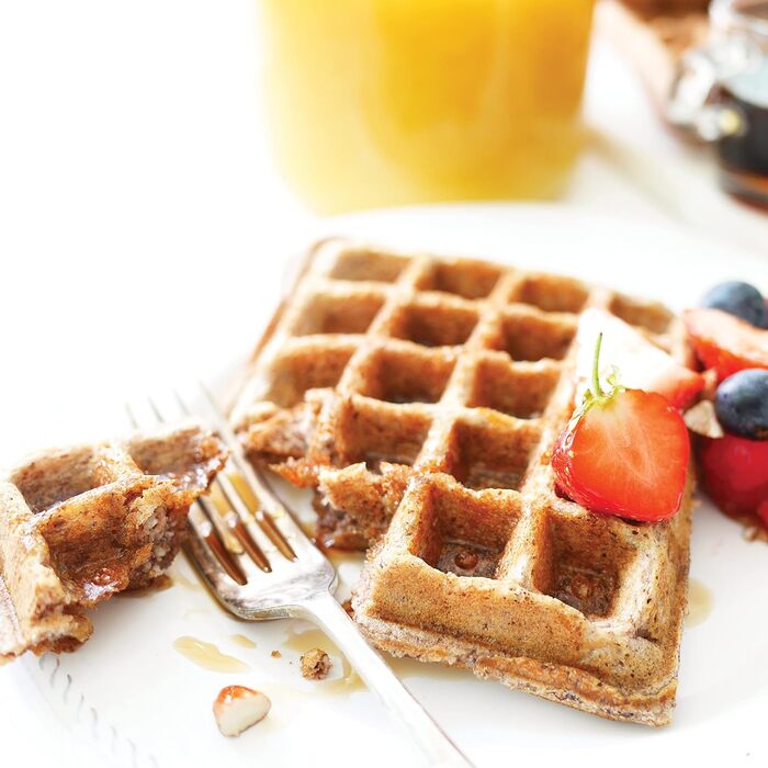 Breville DuraCeramic Waffle Maker, Easy-to-clean waffle maker with non-stick coating and deep, removable plates, White and Stainless Steel [VST072X]