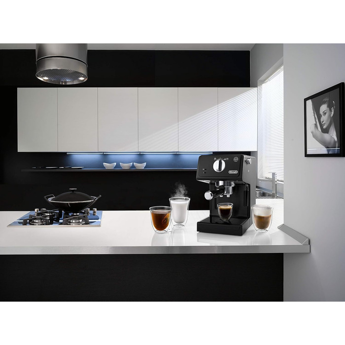 De'Longhi ECP 31.21 – Espresso Portafilter Machine, Espresso Machine with Aluminum Finish, including manual milk frother, with hot water function, suitable for ESE pods, 1.1 l water tank, black