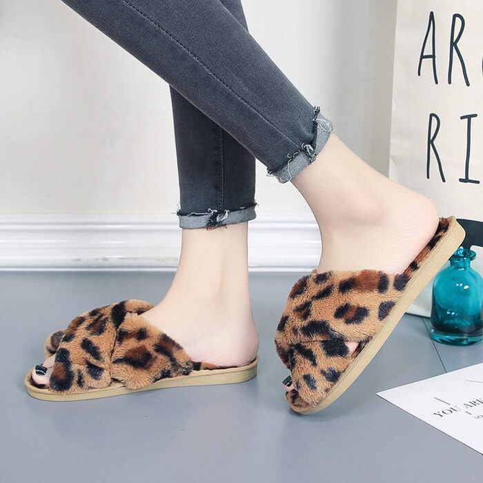 Жіночі зимові капці з плюшу Leopard — теплі та комфортні домашні тапочки на плоскій підошві, протиковзкі, коричневий леопард (розмір 37/38 EU)