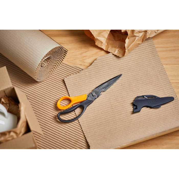 Універсальні ножиці Fiskars Cuts + More з титановим покриттям та заточувачем, розбірні леза, 23 см, чорно-помаранчеві, 1000809