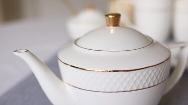 Wilmax - Teapot with Gold Pattern - 900ml - Porcelain Coffee Pot - High-Quality Tea Set - Ideal as a Gift - White - For Coffee, Tea - Ergonomic