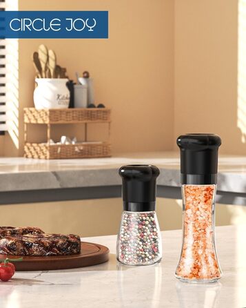 Набір ручних мельниць для солі та перцю CIRCLE JOY - ідеальний вибір для професійних кухарів. Мельниці з керамічними лезами, регульована ступінь подрібнення, скляні контейнери 180 мл, BPA-free, чорно-білий дизайн.
